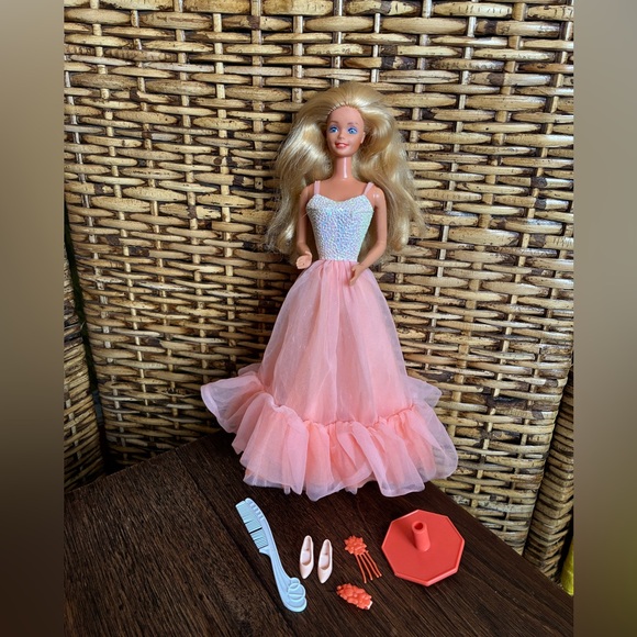 Vintage Peaches N Cream Barbie with some accessories